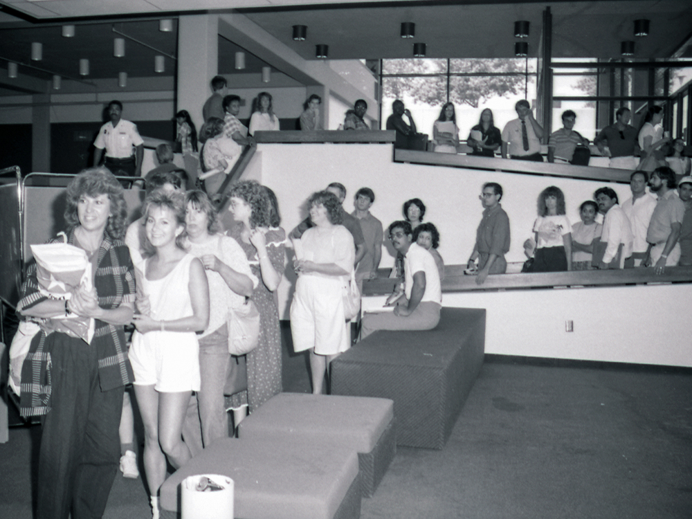 Students and parents line up in Eugene McDermott Library during a 1980s registration